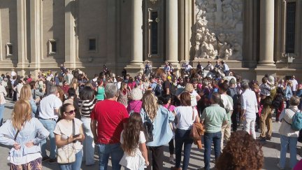 Ambiente este sábado en la plaza del Pilar. / Aragón TV