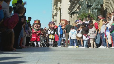 La Comparsa de Gigantes y Cabezudos ha recorrido el Casco Histórico de Zaragoza este domingo. / Aragón TV