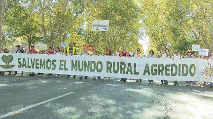 Cientos de manifestantes unidos este domingo en Madrid bajo el lema 'Salvemos el mundo rural agredido'. / Aragón TV
