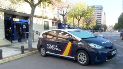 Un coche de Policía frente a la comisaría en Huesca. / Aragón Tv