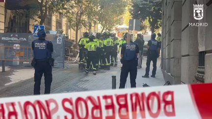 Bomberos y policías en la calle Hileras de Madrid. / Emergencias Comunidad de Madrid