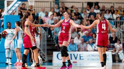 Helena Pueyo, Mariona Ortiz y Merritt Hempe celebrando un punto. Foto: FIBA Euroleague Women