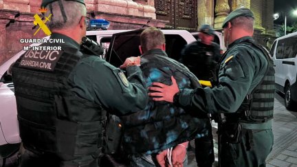 El detenido es trasladado a un vehículo policial. / Guardia Civil