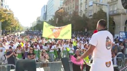 Los peñistas se juntan para un pasacalles. / Aragón Tv