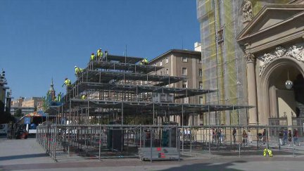 Montaje de la estructura de la Virgen del Pilar, este viernes. / Aragón TV