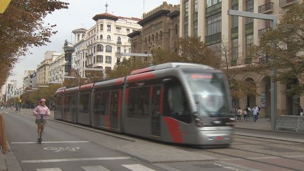 El tranvía, a su paso por el paseo de Independencia./ Aragón TV