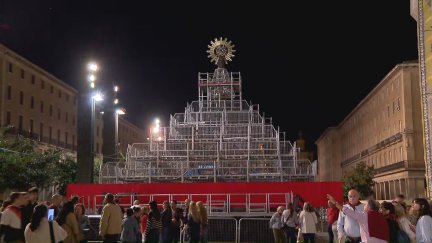 La estructura sobre la que se ha instalado la Virgen mide 15,5 metros de altura y su peso es de 40 toneladas. / Aragón TV