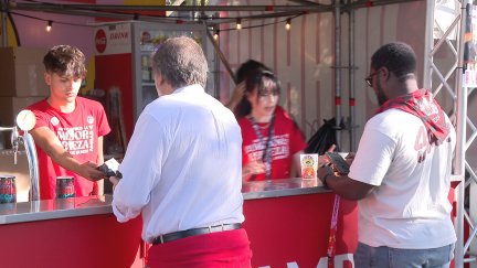 Lola Perera y Juan López, detrás de la barra en las 'foodtrucks'. / Aragón TV