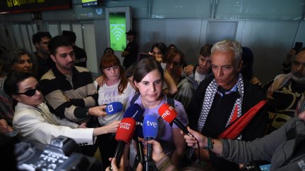 La diputada de Más Madrid Jimena González en declaraciones este sábado a los medios a su llegada a la Terminal 1 del Aeropuerto Adolfo Suárez Madrid-Barajas. / Europa Press