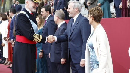 Azcón ha asistido este domingo al desfile del Día de la Fiesta Nacional presidido por los reyes Felipe y Letizia. / EFE