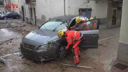 Numerosos vehículos han sufrido desperfectos. / Bombers de la Generalitat