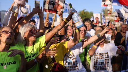 Ciudadanos israelíes celebran la liberación de los rehenes. / EFE