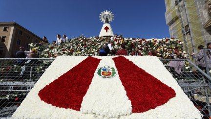 El manto de la Virgen lucía así este domingo. / EFE/ Javier Cebollada