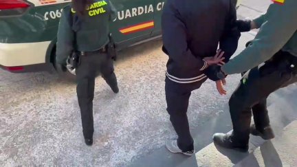 La Guardia Civil en el momento de la detención. / Guardia Civil