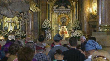 Oferentes frente a la virgen del Pilar / Aragón TV