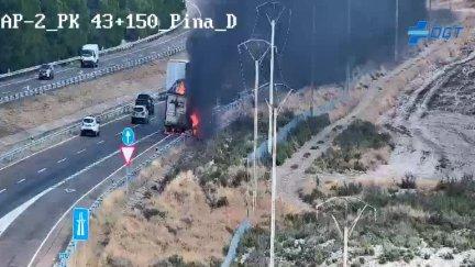 Imagen del incendio del camión en la AP-2 en Pina de Ebro. / DGT