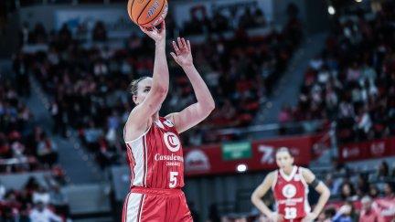 Merrit Hempe durante un partido con el Casademont Zaragoza