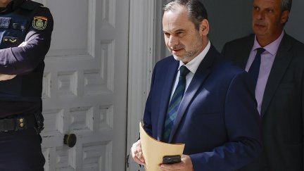 Ábalos a su salida del Tribunal Supremo este miércoles. / EFE