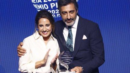 Juan del Val con el Premio Planeta, junto a la finalista Ángela Banzas. / EFE