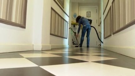 Las mujeres, empleadas del hogar, son las que más sufren la explotación laboral en Aragón. / Aragón TV