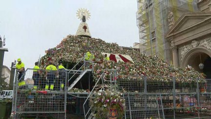 Las flores son retiradas de la estructuras tras la Ofrenda. / Aragón Tv