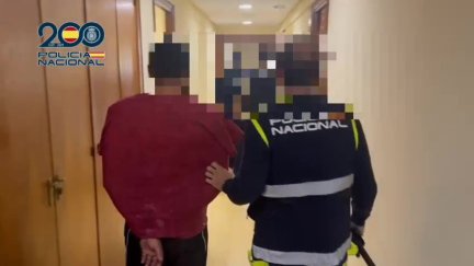 Uno de los detenidos es trasladado para su custodia en comisaria. / Policía Nacional