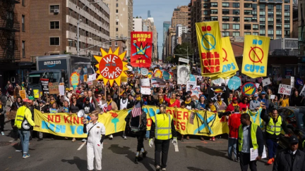 Manifestantes en la marcha multitudinaria contra del Gobierno Trump este sábado, en Nueva York (EE.UU.). EFE/EPA/ Angelina Katsanis