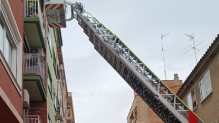 Los bomberos en el momento del rescate en el incendio de la calle Borja (Zaragoza)./ Ayuntamiento de Zaragoza