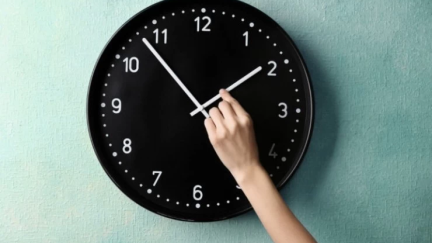 La madrugada del sábado al domingo volverá a cambiar la hora en España y los relojes se retrasarán una hora. / Europa Press