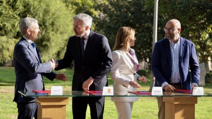 El presidente de Aragón, la alcaldesa de Zaragoza y representantes de Ibercaja y de la Junta de Compensación de Arcosur firman el convenio para construir 17.000 viviendas en este barrio de Zaragoza./ Gobierno de Aragón. Fabián Simón