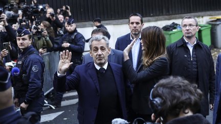 Sarkozy durante su entrada en prisión este martes. / EFE