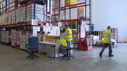 A partir de enero esperan recibir la nueva remesa de zumos que llenará otra vez las estanterías del Banco de Alimentos. / Aragón TV