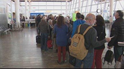 Desde el aeropuerto de Zaragoza hay programados distintos vuelos chárter para el puente de la Constitución. / Aragón TV