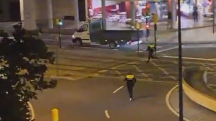 El camión en plena persecución policial por el barrio zaragozano de Parque Goya 2. / Aragón TV