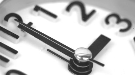 A las 3:00 habrá que retrasar el reloj hasta las 2:00. / Canva