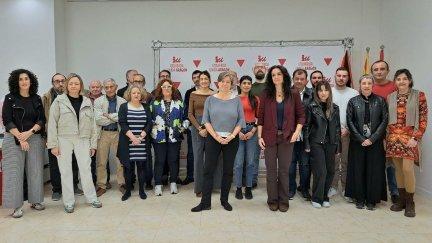 Marta Abengochea (en el centro, a la derecha) y Marga Deyá al frente de la candidatura de unidad de IU Aragón. / IU Aragón