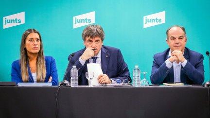 El presidente de JxCat, Carles Puigdemont, junto al secretario general, Jordi Turull, y la vicepresidenta, Míriam Nogueras. / EFE/ JxCat / Nuria Camera