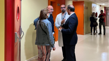 El consejero de Sanidad del Gobierno de Aragón, José Luis Bancalero, ha visitado esta tarde a la familia, en el Hospital Clínico. / Gobierno de Aragón