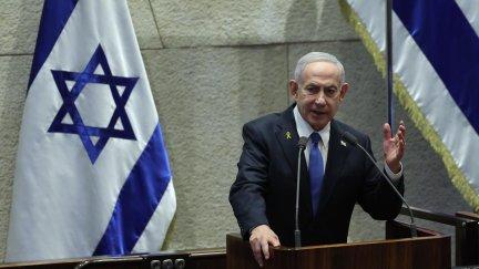 El primer ministro israelí, Benjamín Netanyahu, pronuncia un discurso en la apertura de la sesión de invierno del parlamento israelí. /(JERUSALÉN) EFE/EPA/ABIR SULTAN