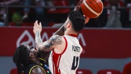 Yusta lucha por un balón
