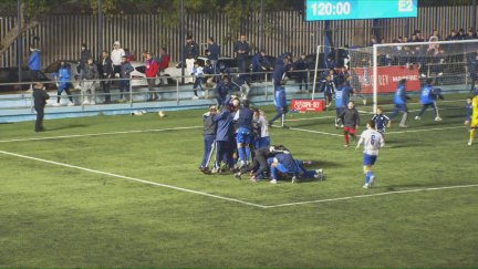 El CD Ebro celebrando la victoria en los penaltis