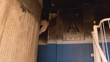 Portal de acceso al edificio de la calle Oviedo de Zaragoza donde se ha registrado un incendio de madrugada. / Aragón TV