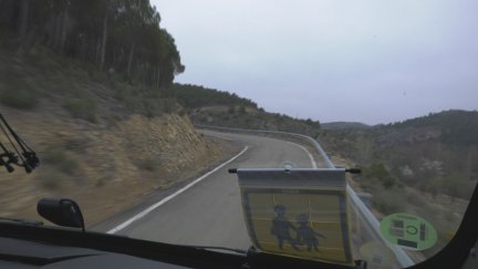 Autobús escolar en una carretera aragonesa. / Aragón TV