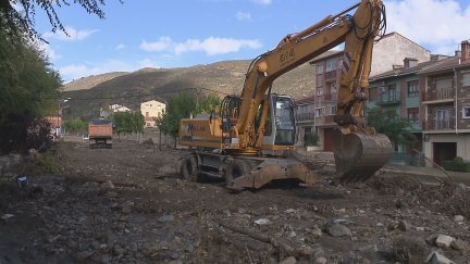 Máquina trabajando en los destrozos de la dana en Montalbán (Teruel). / Aragón TV