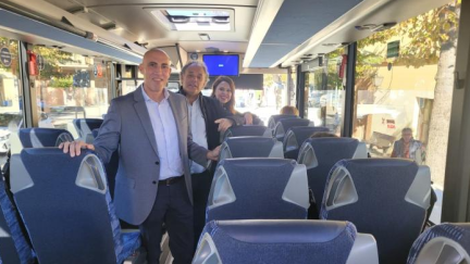El director general de Transportes y la directora general de Administración Local, junto al alcalde de Tarazona y la consejera de la empresa concesionaria Aragón Movilidad. / Gobierno de Aragón