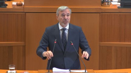Jorge Azcón durante el pleno de las Cortes de Aragón. / Aragón TV