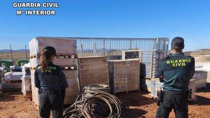 La Guardia Civil detiene a siete personas como presuntas autoras de un delito de robo de cable de cobre en Ferreruela de Huerva. / G. C.