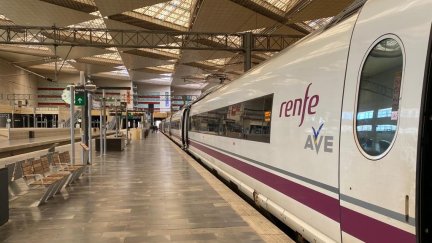 Foto de archivo de un tren AVE en la estación de Delicias de Zaragoza. | Renfe