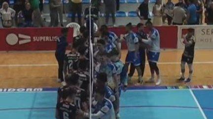 Los equipos se saludan al final del partido