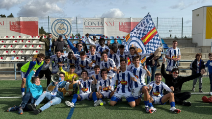 La celebración de la SD Ejea tras el triunfo ante el Alavés B. Foto: X SD Ejea